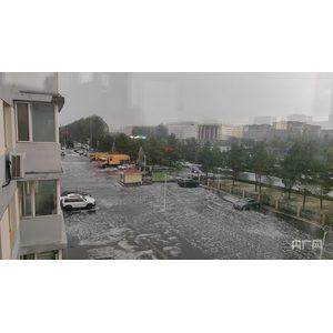 直径超2厘米！呼和浩特遭遇雷电冰雹天气