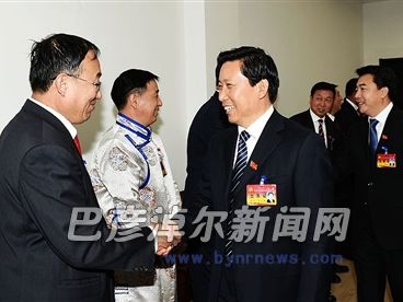 10月25日下午,段志强、张晓兵等同志看望市第四次党代会代表。