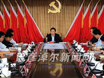 10月20日,段志强主持召开会议,就严肃换届纪律与市直部门主要领导进行集体谈话。
