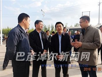10月20日,张晓兵在联邦制药公司了解企业生产经营情况。