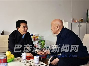 10月20日,张晓兵看望慰问老红军罗鉴。