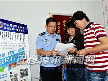 柴永强(左)为辖区居民解答疑惑