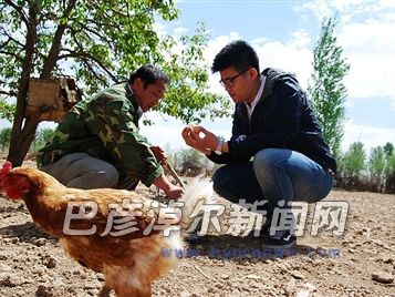 农民电商王金年(左)在人大代表的帮助下解决了资金问题,扩大养殖规模,实现了扭亏为盈。