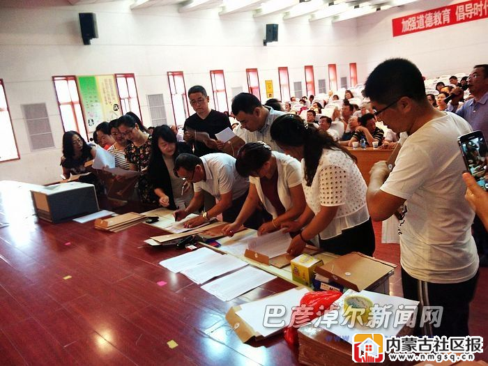 临河四中校长和班主任在班级新生名单上签名确认(资料图)