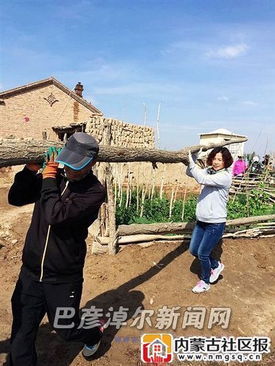 吕慧与村民一起清理环境卫生