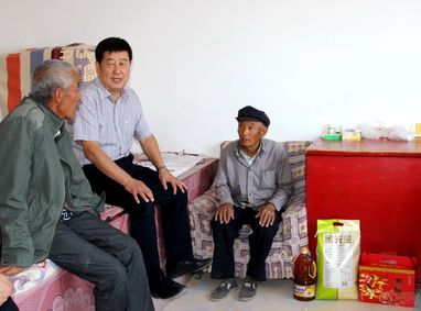 刘锐平副旗长(中)与农户亲切交谈