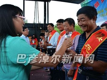 李万勤(右一)受到表彰