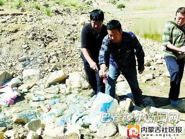 牧民苏亚拉图(中)与朋友在狼山水库旁捡塑料垃圾