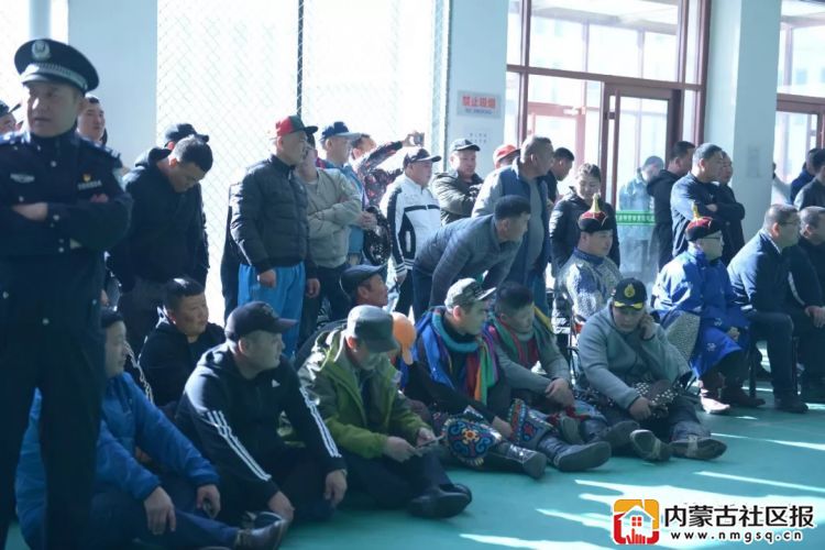 现场观众和选手席地而坐,观看比赛。.webp 现场观众和选手席地而坐,观看比赛。.webp