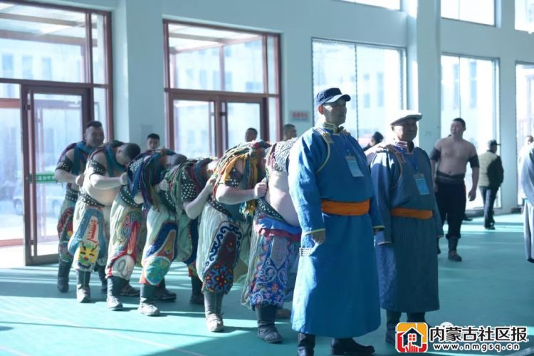 选手由裁判带领进入比赛场地。.webp 选手由裁判带领进入比赛场地。.webp