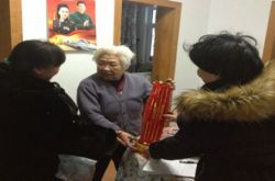 元宵节里送灯笼 情暖社区党员心
