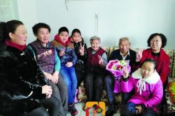 社区为老英雄过生日