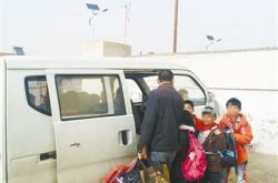 私家车充当“校车” 这个问题该管管了！