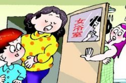 小男孩闯入女浴室 手拿手机拍照吓坏大人