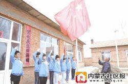 六旬老人坚持34年升国旗
