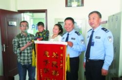 民警帮助两岁孩子找到父亲