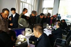 五原农商银行将53000余张社保卡发放到农户手中
