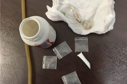 呼和浩特机场查获旅客携带毒品及吸毒工具