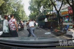 “”现代“”男追尾后再撞宝马车 司机不道歉还下车打人