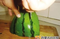 想吃“无子西瓜”很简单 顺着表皮花纹切开就OK