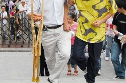 内蒙古两考生考前不慎摔伤 考场老师搀扶进考场