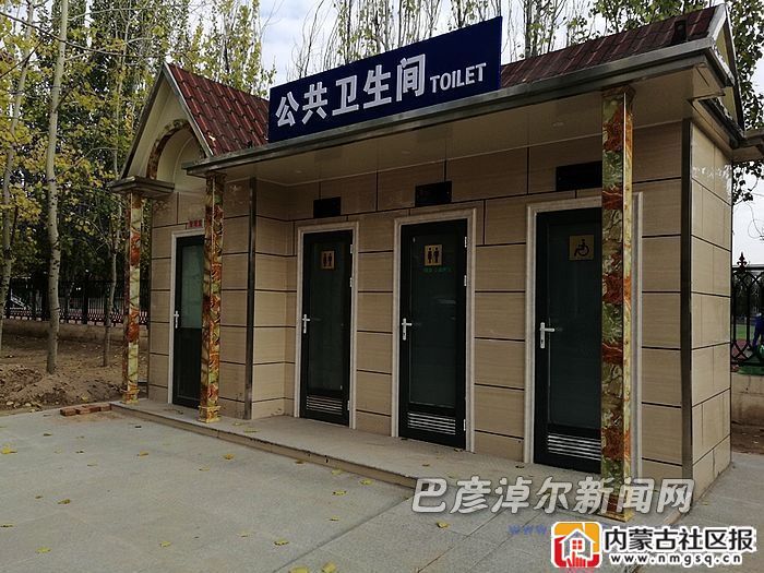 建设路与利民街十字路口东南角的环保公厕