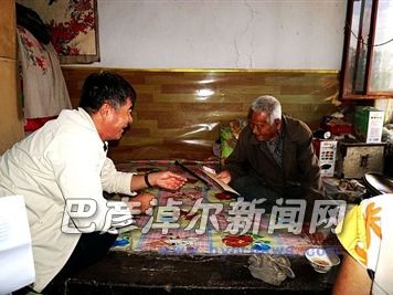 市地税局领导将帮扶金送到帮扶户手中