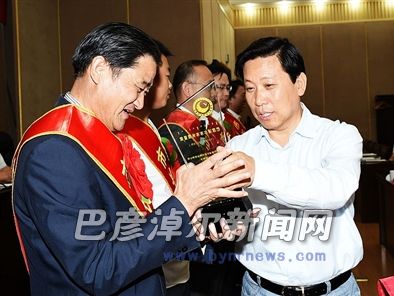 段志强为获奖企业颁奖。