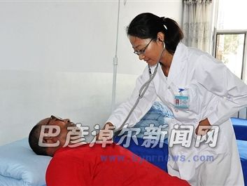 隆盛合镇新地村卫生室医生为村民检查身体