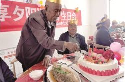 长者食堂里的生日宴